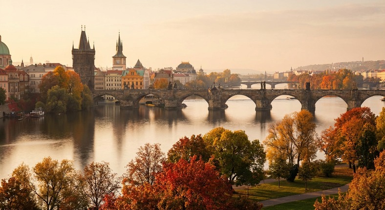 Прага ва Чехиянинг қизил томли ва қадимий минорали тарихий архитектураси.