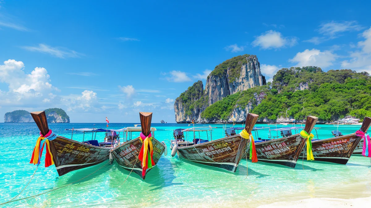 traditional Thai longtail boats (ruea hang yao)