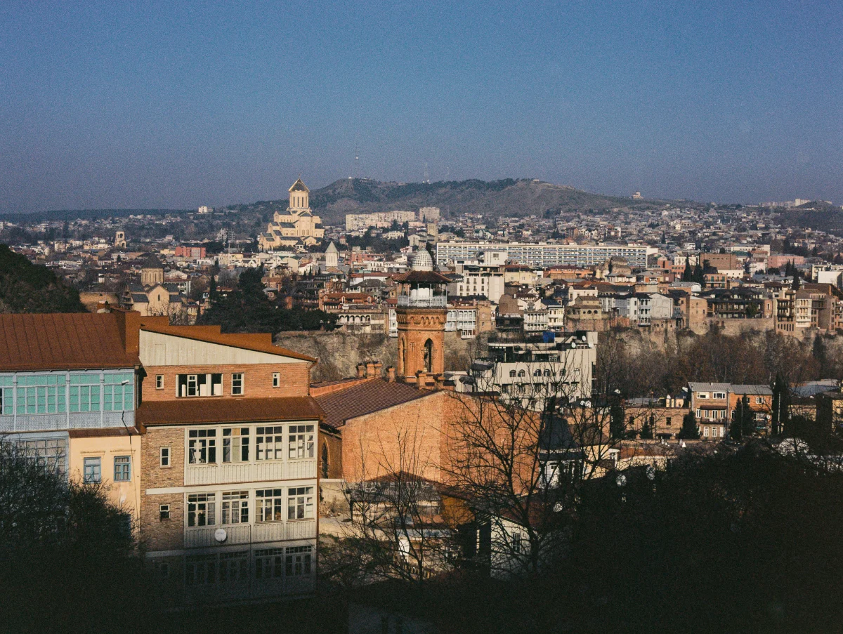Живописный вид на старый город Тбилиси в Грузии.