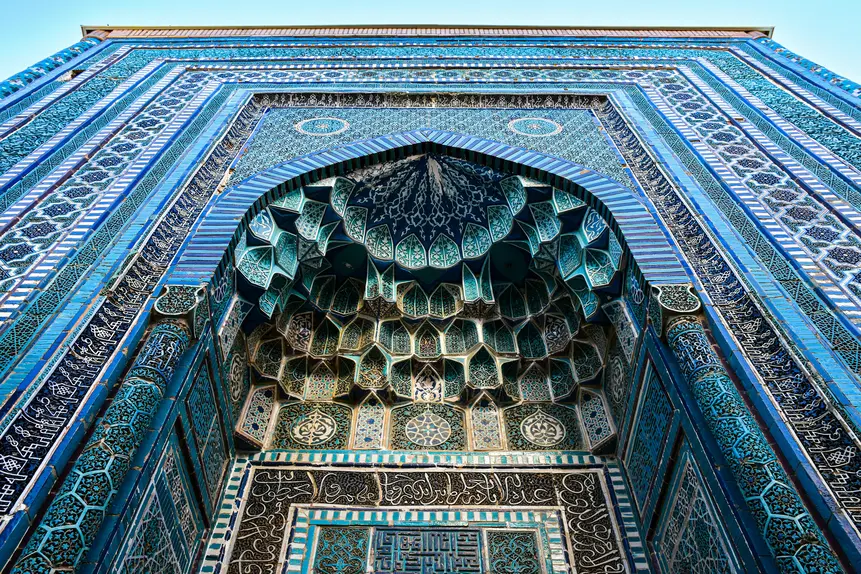 Oʻzbekistonda sayohat: tarixiy shaharlar va tabiat manzarasi.