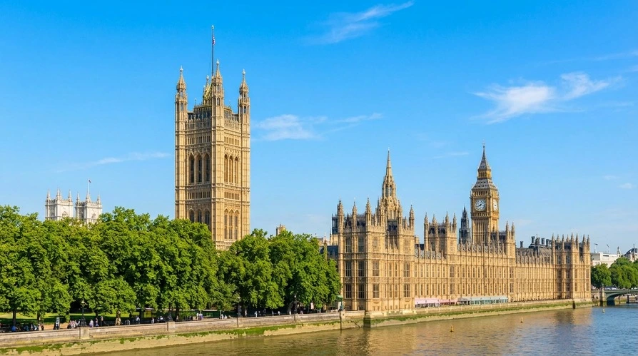 A view of Big Ben and the Palace of Westminster in London, UK, on a sunny day.