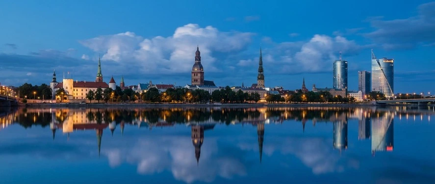 Латвия: городской пейзаж и архитектура старого города.